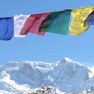 Pohľad na hrebeň Kabru a Rathong počas zostupu zo Selele La