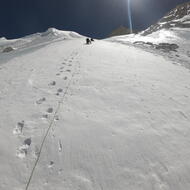 Pohľad na hrebeň Kabru a Rathong počas zostupu zo Selele La