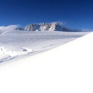 Pohľad na hrebeň Kabru a Rathong počas zostupu zo Selele La