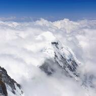 Pohľad na hrebeň Kabru a Rathong počas zostupu zo Selele La