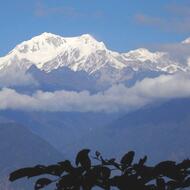 Pohľad na hrebeň Kabru a Rathong počas zostupu zo Selele La