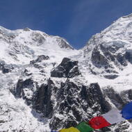 Pohľad na západnú stenu Kabru South a Rathong z jedného z päťtisícových vrcholov nad Ramche