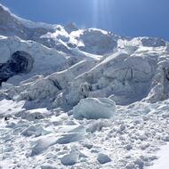 Bojan a jedna z lavín v ľadopáde pod prvým táborom