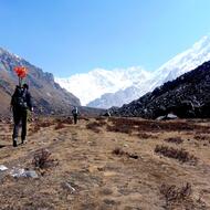 Na ceste zo základného tábora (v pozadí južná stena Kančendžongy)
