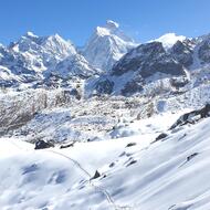 Pohľad na sedemtisícovú Jannu zo sedla Selele La