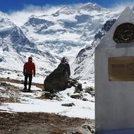 Pomník Wandy Rutkiewiczovej v základnom tábore pod severnou stenou Kančendžongy