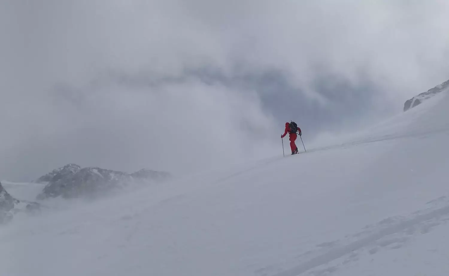 Pod Similaun Hütte - záver túry. Prvý deň smerovala naša trasa dlhou dolinou, kde sme pozvoľna a veľmi pomaly naberali nadmorskú výšku. Až záver, pod Pod Similaun Hütte, bol strmší.