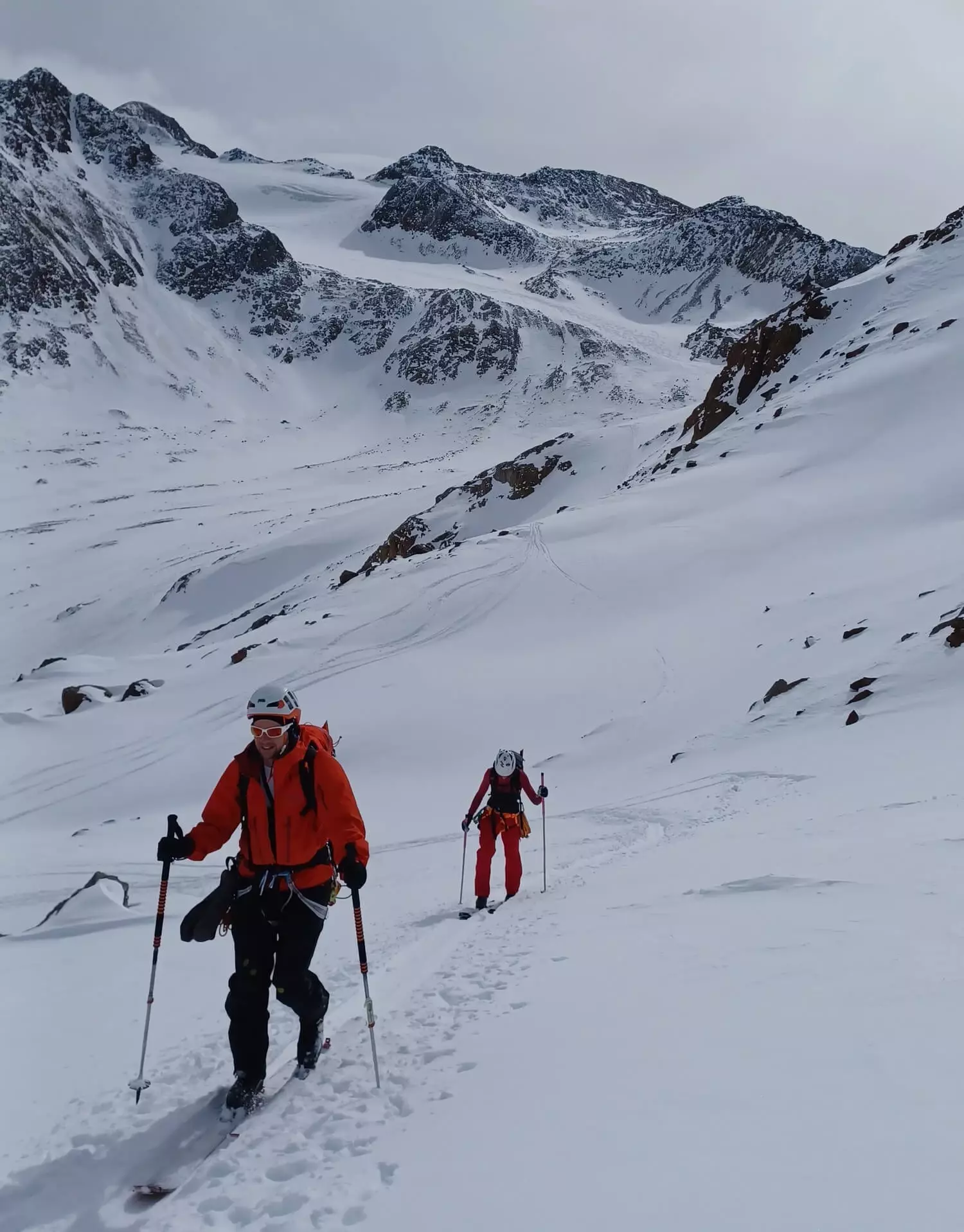 Výstup do sedla Tisenjoch, za nami Similaun a náš doobedňajší zjazd zo Similaun.