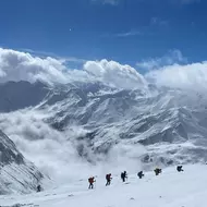 Ďalšie skupiny smerujú do sedla medzi Egg a Im Hintern Eis odkiaľ vás čaká príjemný zjazd na ľadovec Hinterereisferner.