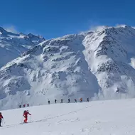 Na horách nikdy nie si sám (začiatok túry nad chatou Hochjoch Hospiz).