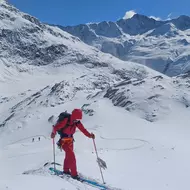 Pod ľadovcom Kesselmandferner. Trasu treba zvoliť podľa aktuálnych podmienok (lavíny) v teréne. V roku 2020, aj v roku 2023, sme išli vždy iným úsekom