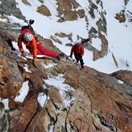 Zo sedla Mitterkarjoch vedie zaistená cesta na ľadovec Mitterkarferner.