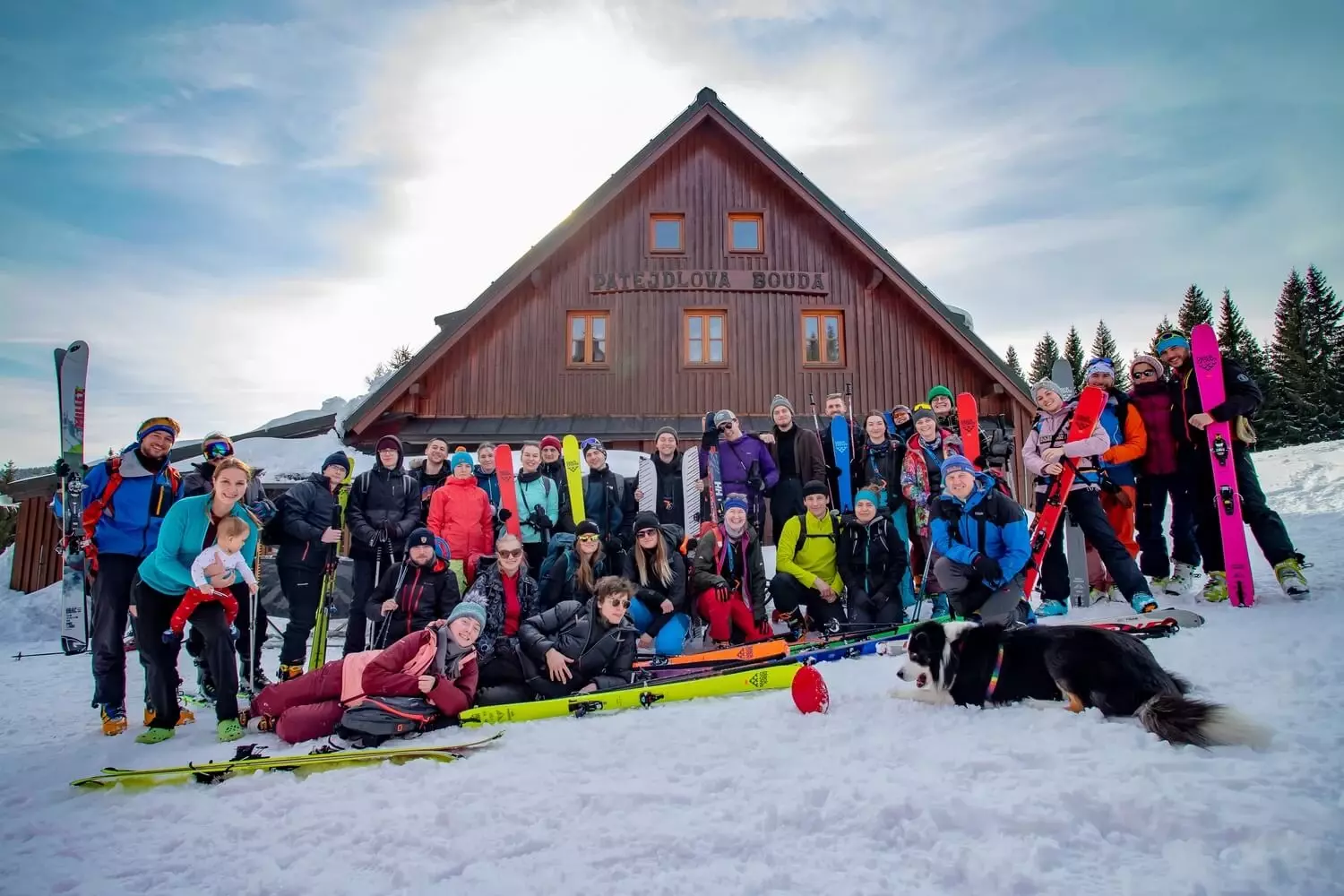 Účastníci Zimní školy 2022 před Patejdlovou boudou.