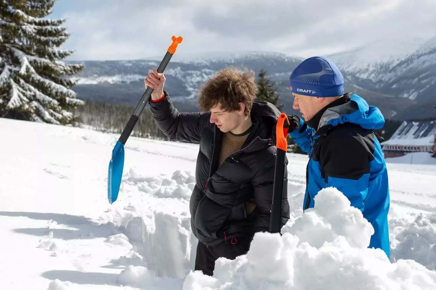 Když se zadaří počasí, tak se při kopání můžeme kochat i nádhernými výhledy na Krkonoše.