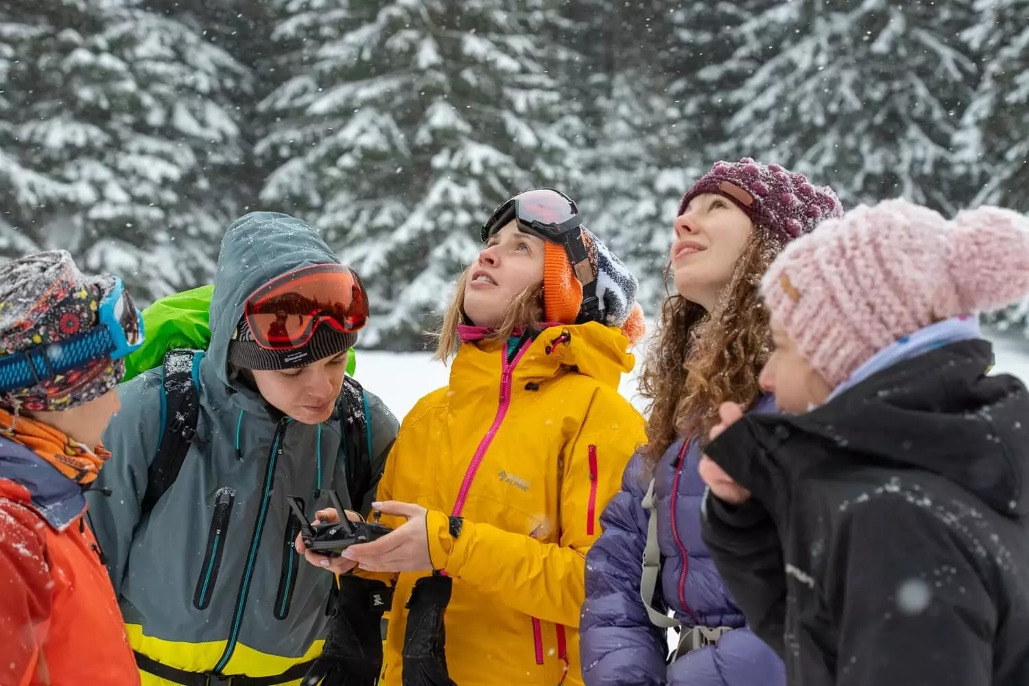 Pomocí speciální fotografické techniky můžeme zjistit, jaká je plocha korun stromů, na kterých se může zadržet sníh.