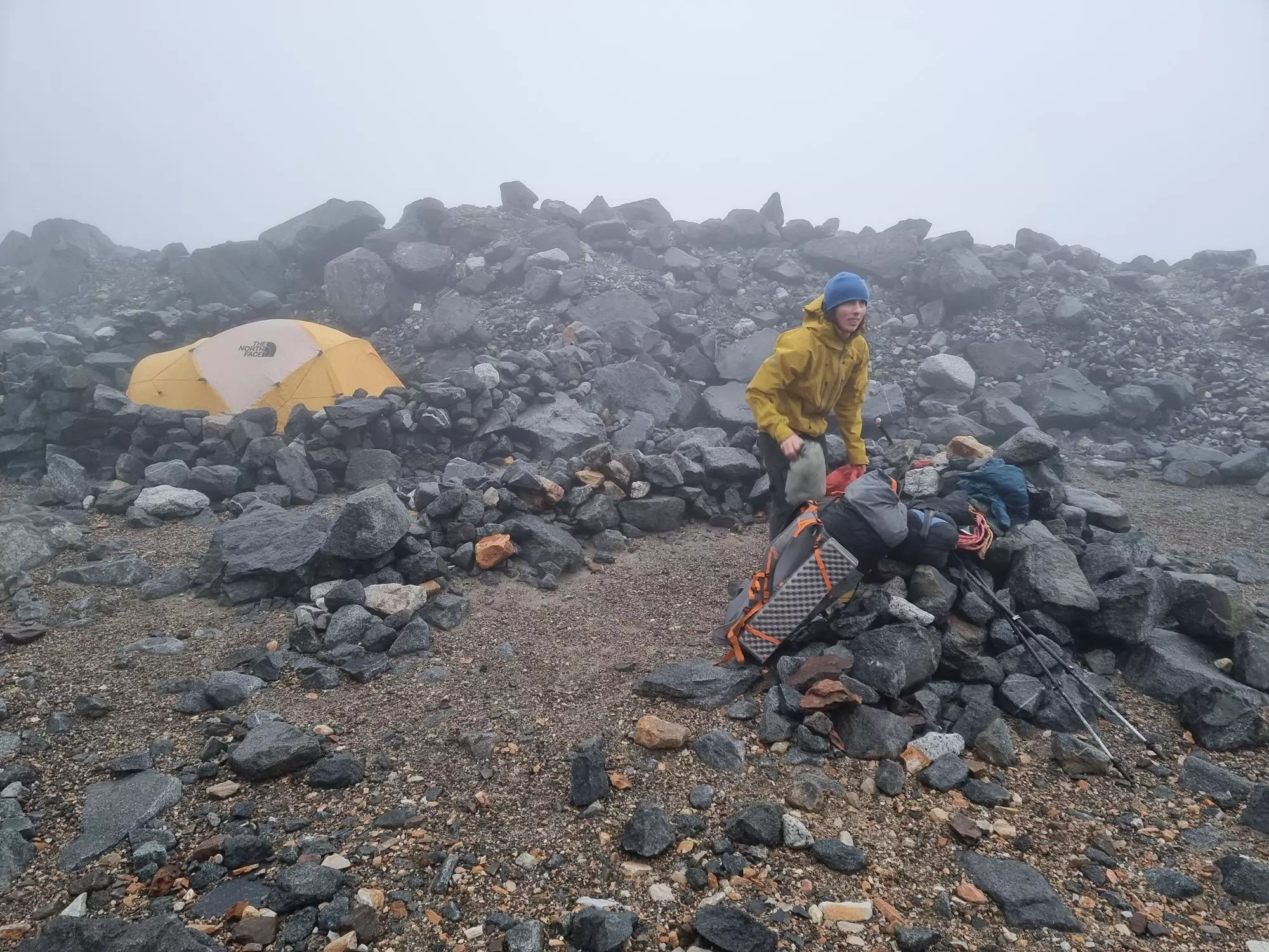 Kemp Piedra Negra, na pekné počasie to veľmi nevyzerá.