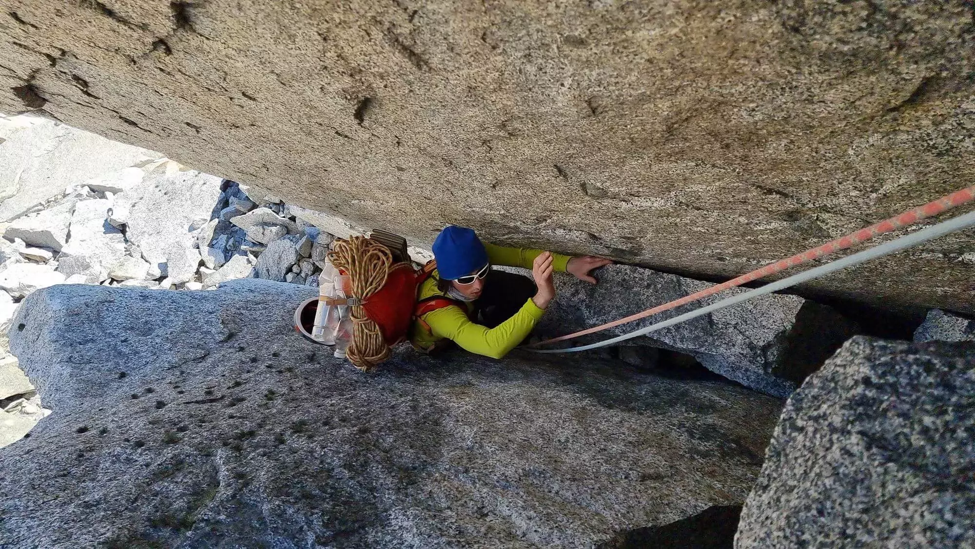 Nástup pod Aguja Desmochada - nájde sa aj takýto komín.