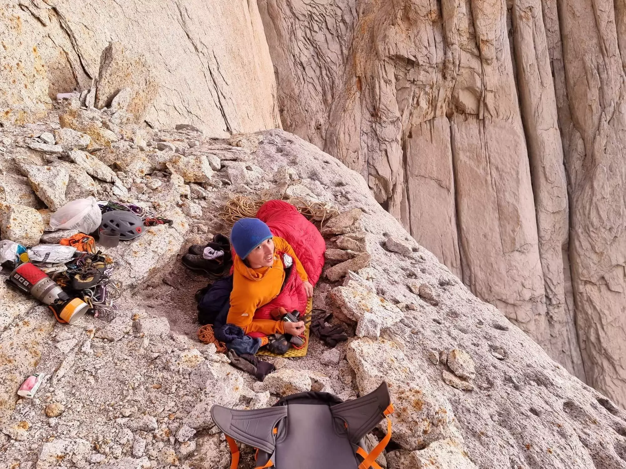 Bivak pod stenou Poincenotu.