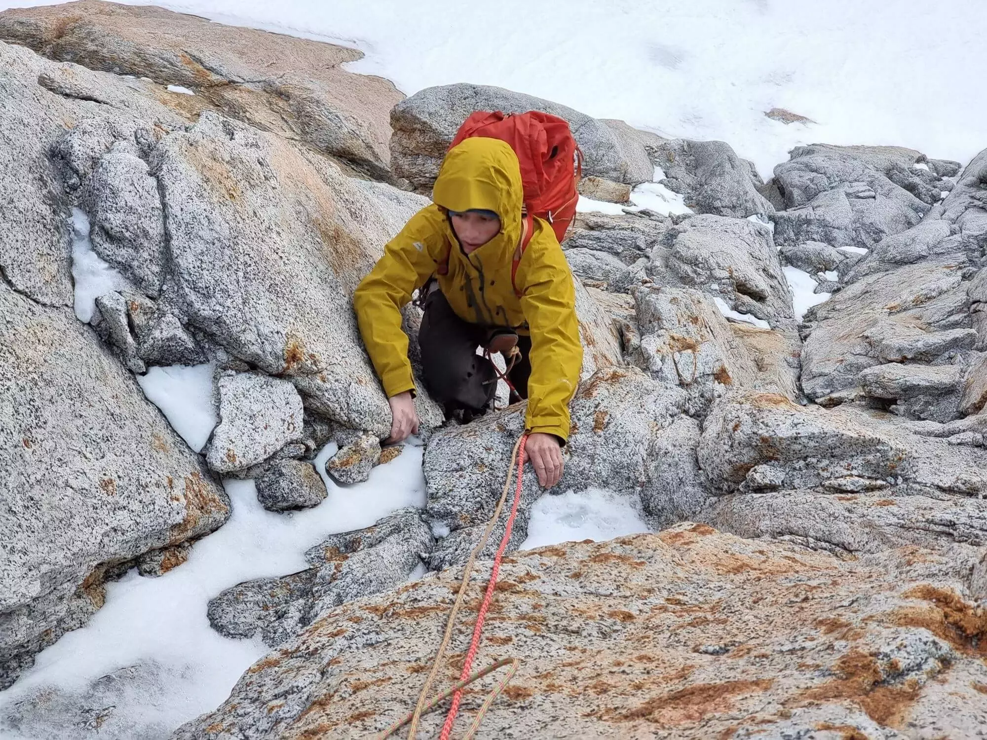 Prvá dĺžka a podmienky v stene miestami aj na mixové lezenie.