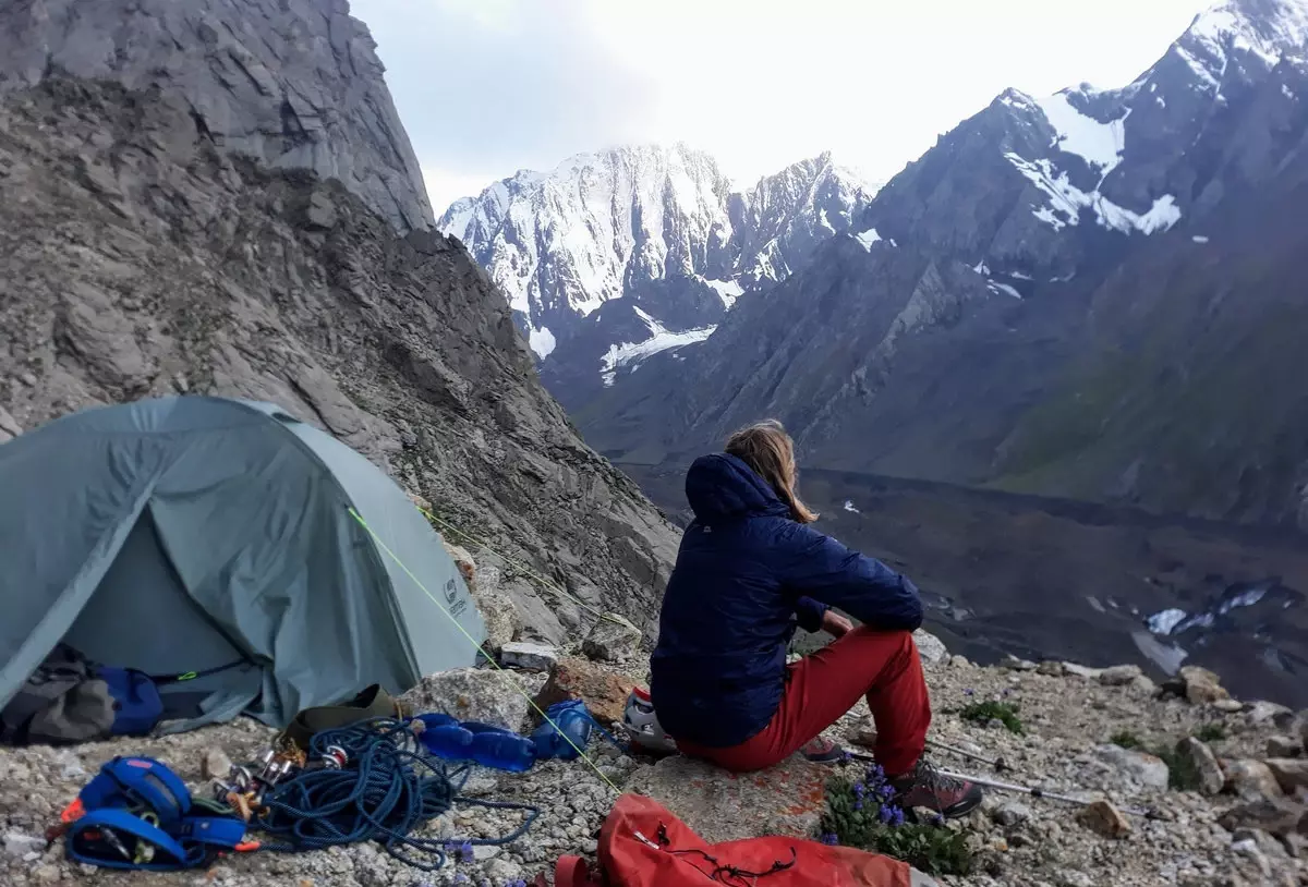 Bivakovací police pod nástupem Alperein r. na Asán. Ráno vstanem, sbalíme věci a hodíme je do údolí, abychom se s nimi zbytečně netáhli nahoru a zároveň se nemuseli pro ně vracet.