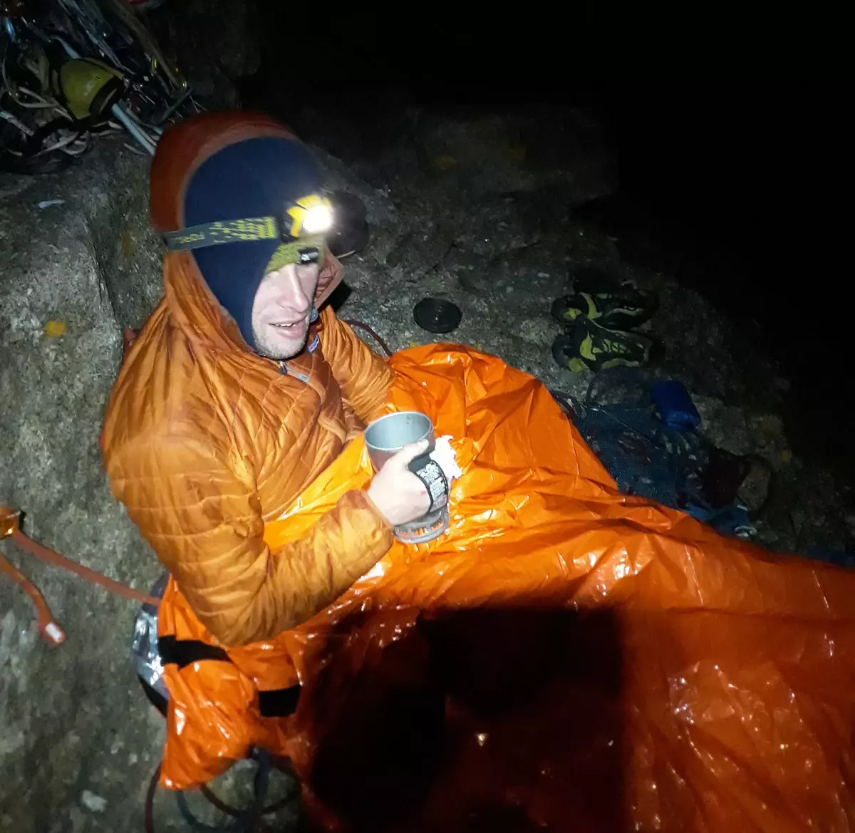 Bivak v cestě Alperein. Mrzne.