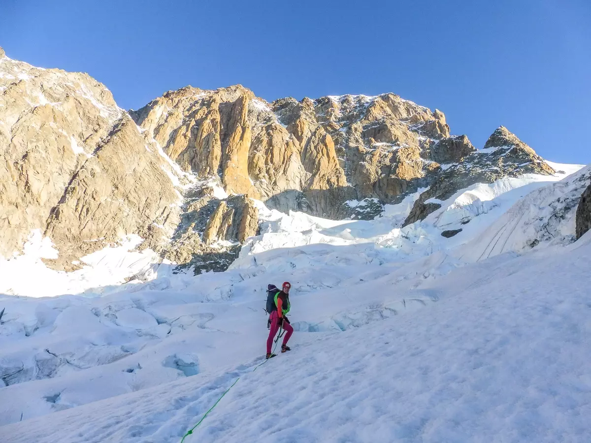 Fuči na ľadovci Brouillard a v pozadí náš cieľ Pilier Rouge du Brouillard a Brouillardský hrebeň.