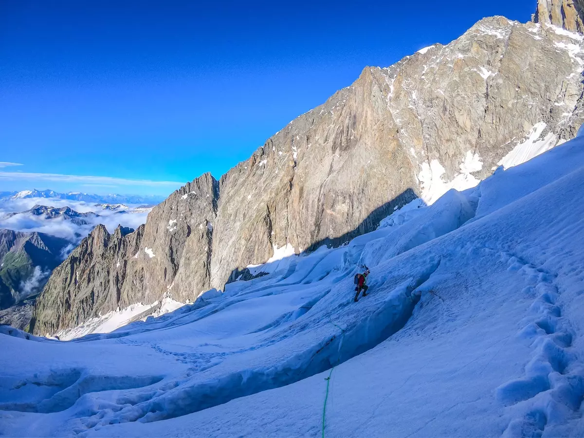 Miška kľučkuje pomedzi trhliny