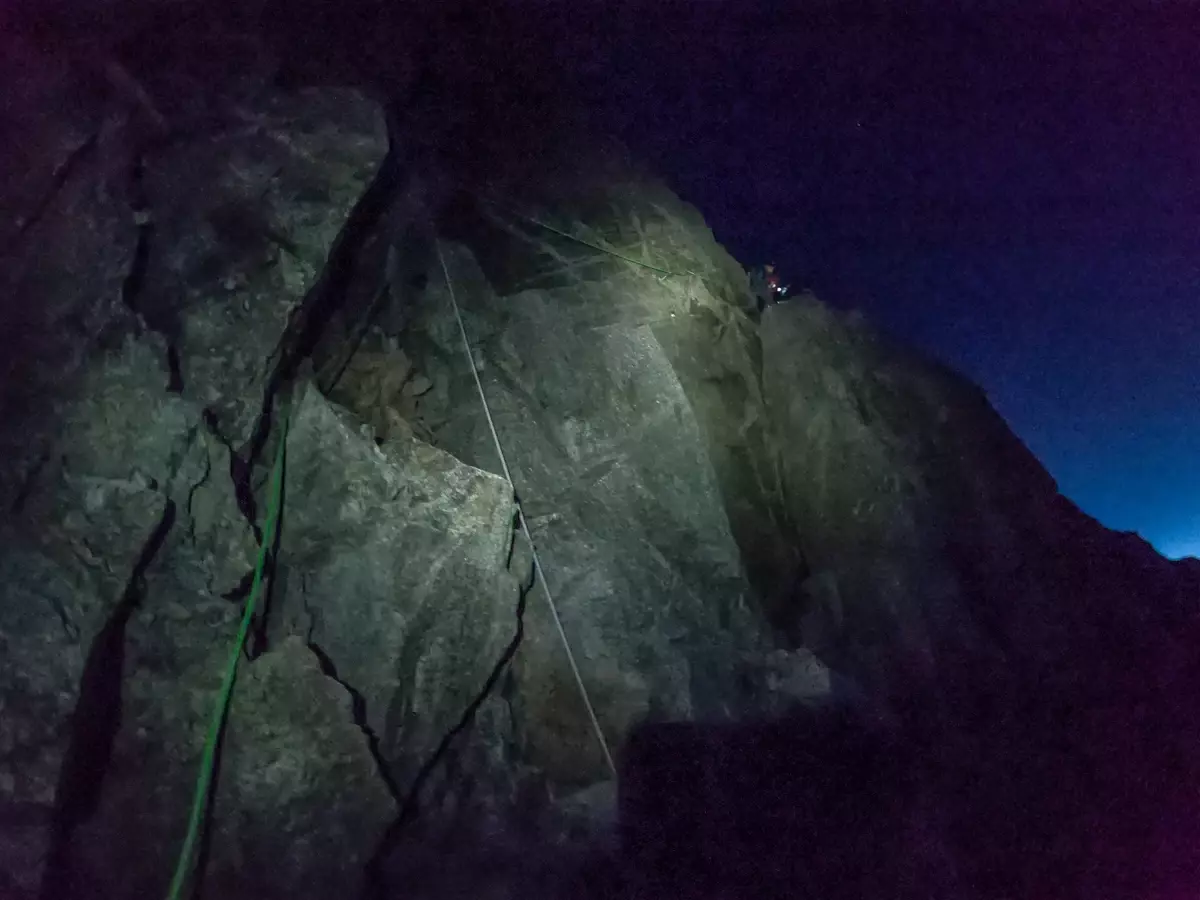 Na prvý štand doliezame ešte po tme