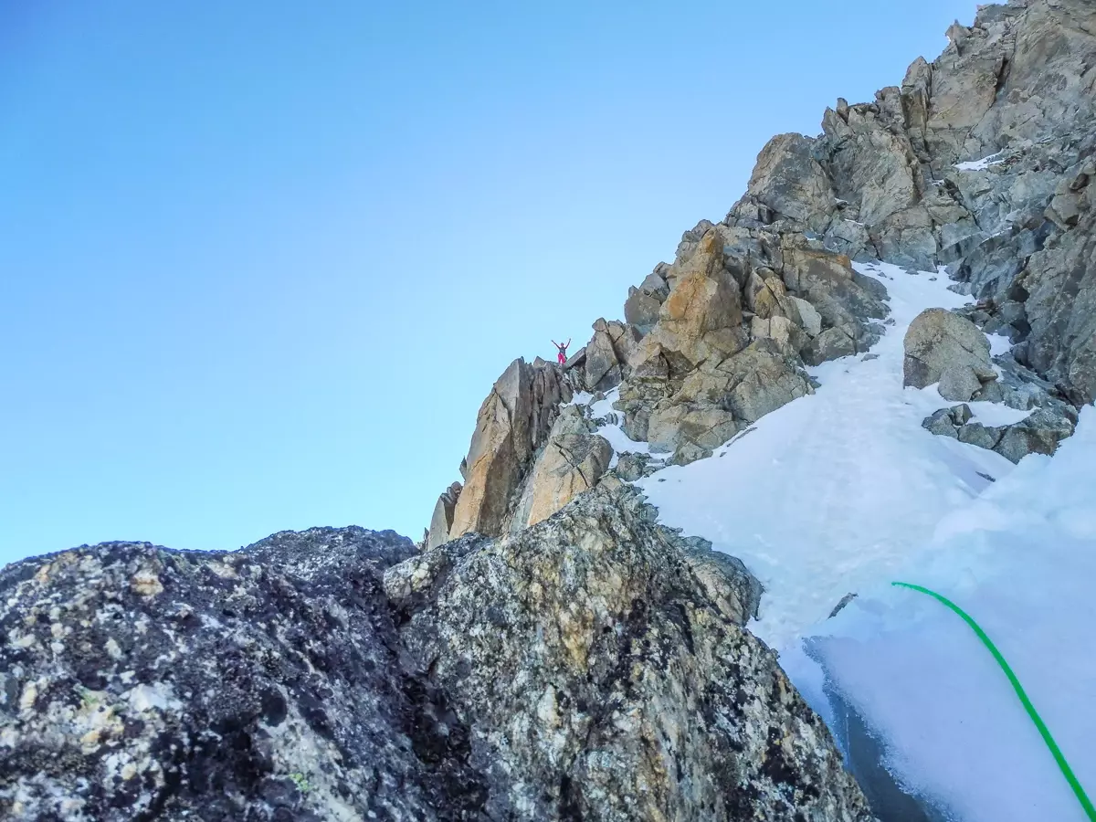Traverz z vrcholu steny na bočný hrebeň