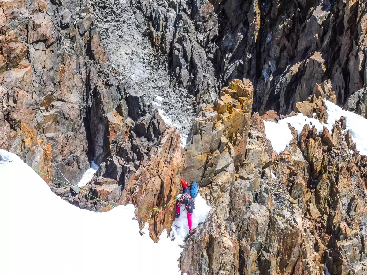 Fuči bojuje s rozmočeným snehom (ja som to radšej preliezla vrchom cez tú vežičku)