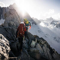 O rozloženie hmotnosti na ramená a bedrá sa starajú výstuhy v chrbtovom systéme.