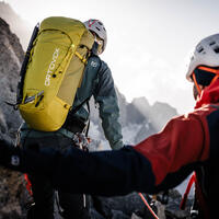 Vstup do hlavnej komory batohu cez dva vstupy.