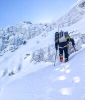 Peter, Nives a Romano v ľadopáde pod prvým táborom